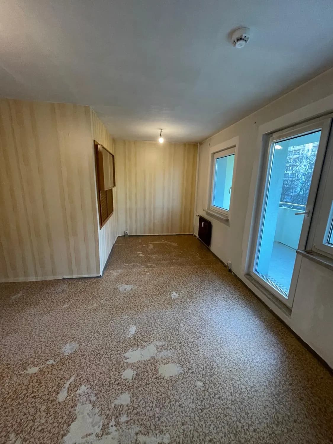 Dasselbe Zimmer nach der Entrümpelung – leer und besenrein übergeben