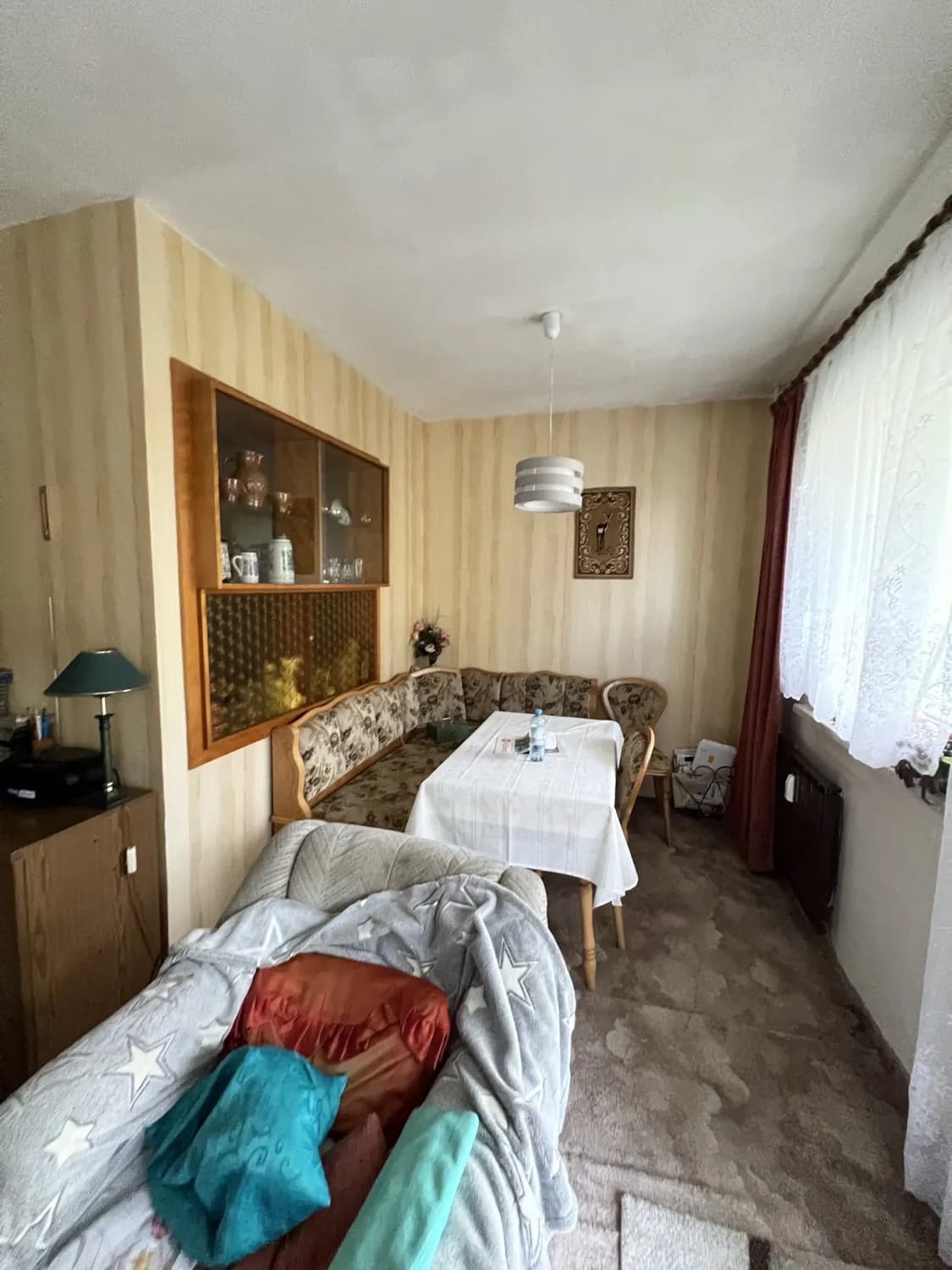 Vollgeräumtes Zimmer in Berlin vor der Entrümpelung