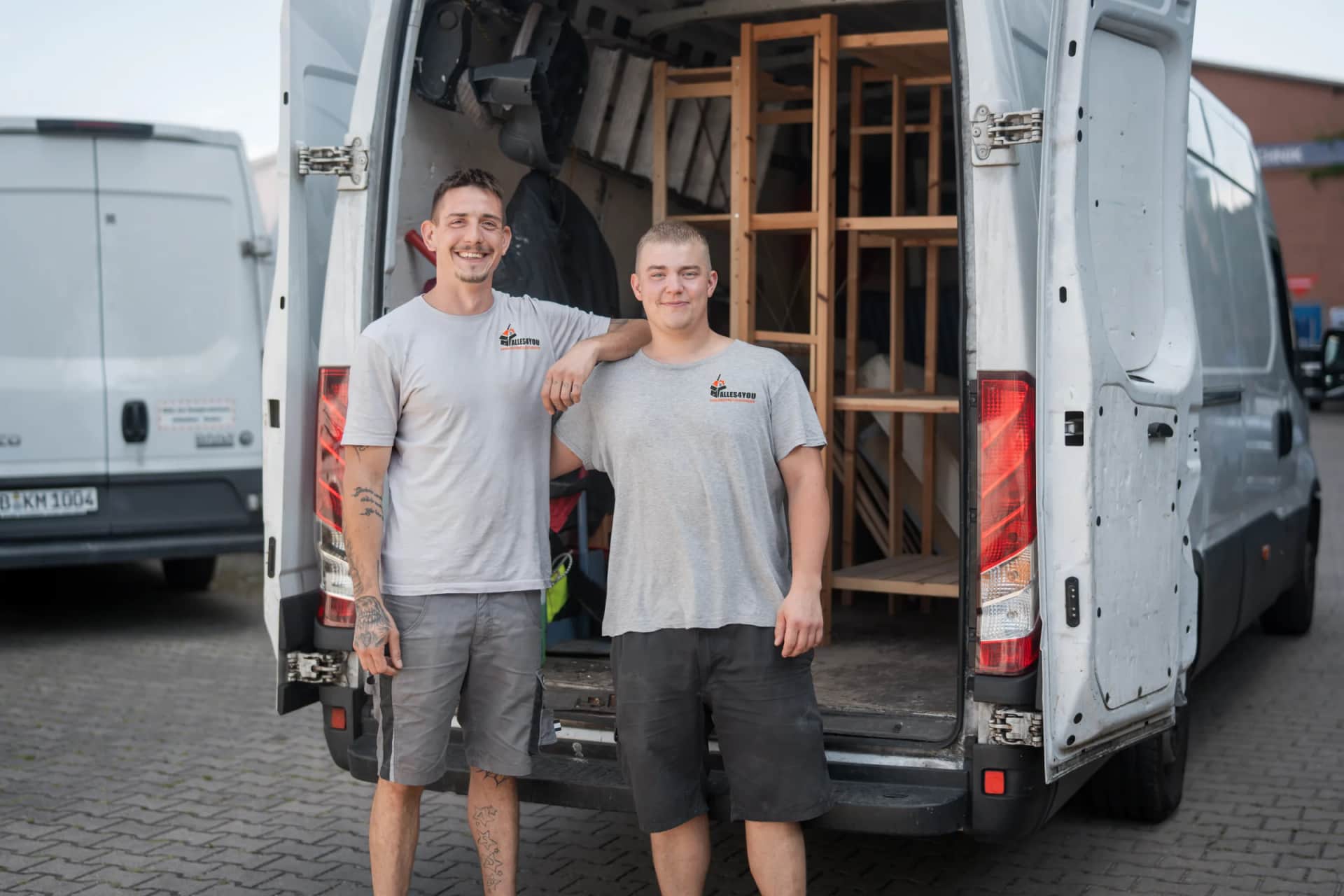 Das festangestellte Alles4You-Team am beladenen Transporter nach einer Haushaltsauflösung in Berlin