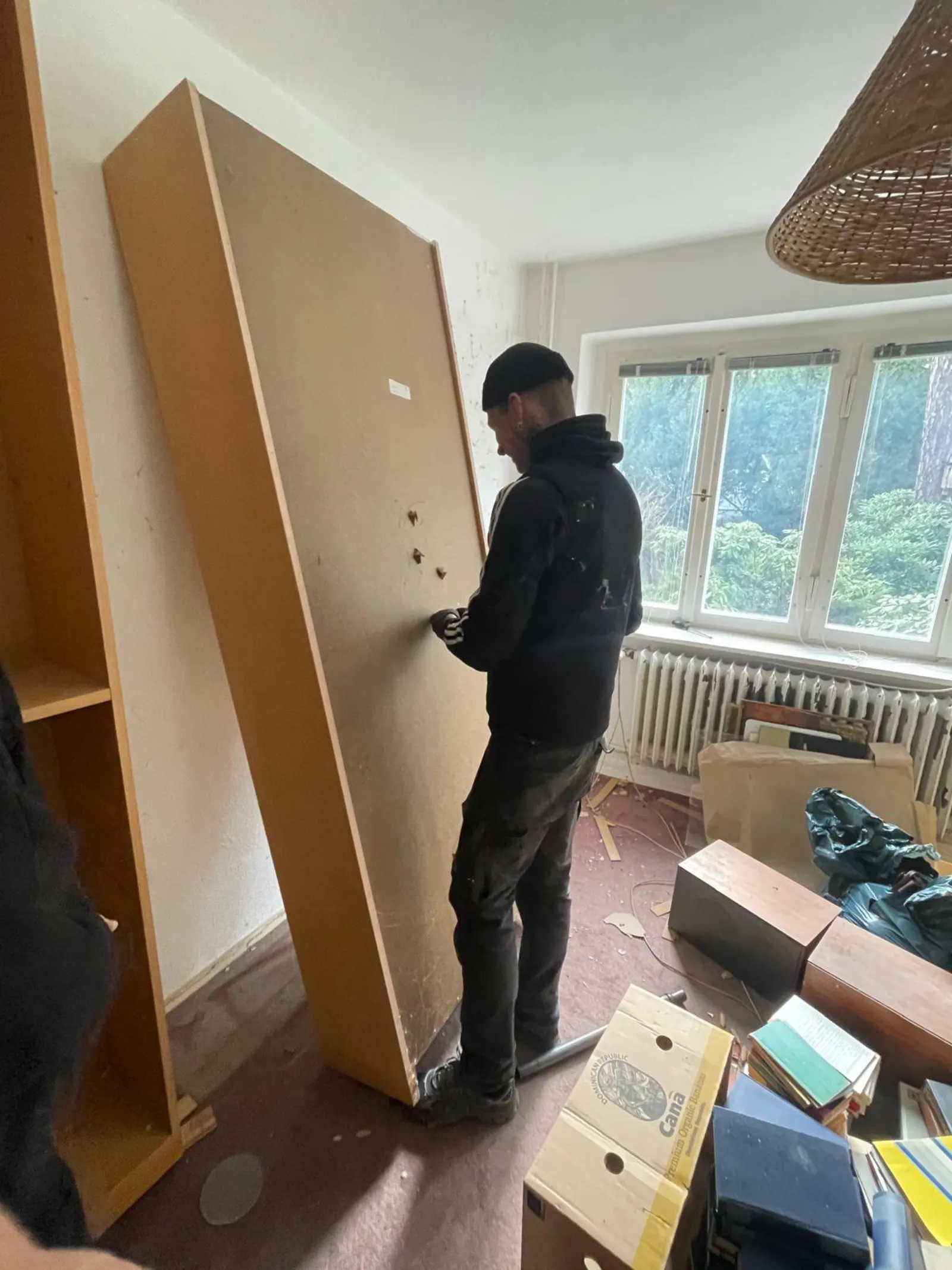 Alles4You Team demontiert eine Schrankwand bei einer Haushaltsauflösung