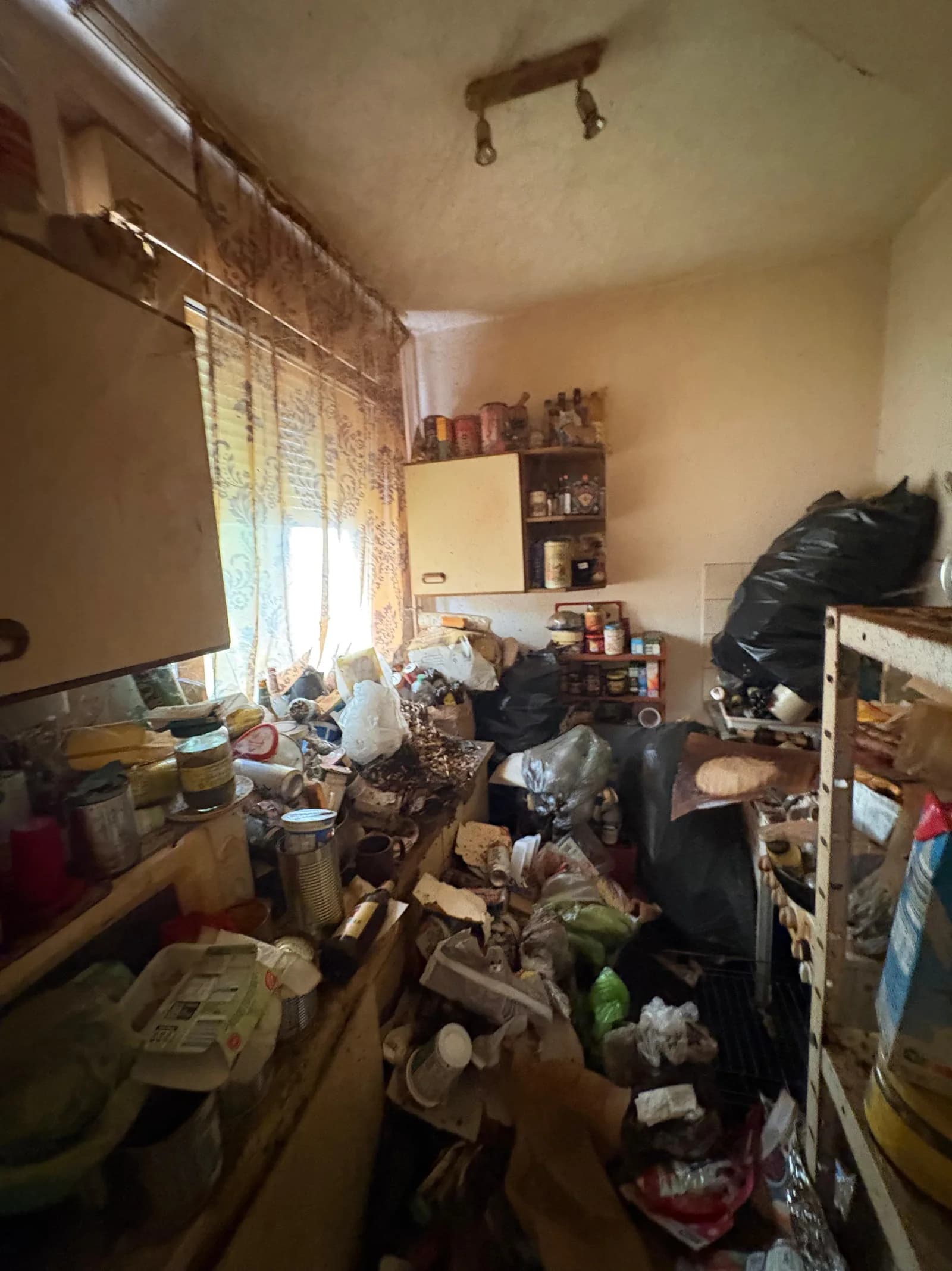 Vollgestellte, vermüllte Küche einer Messie-Wohnung vor der Räumung