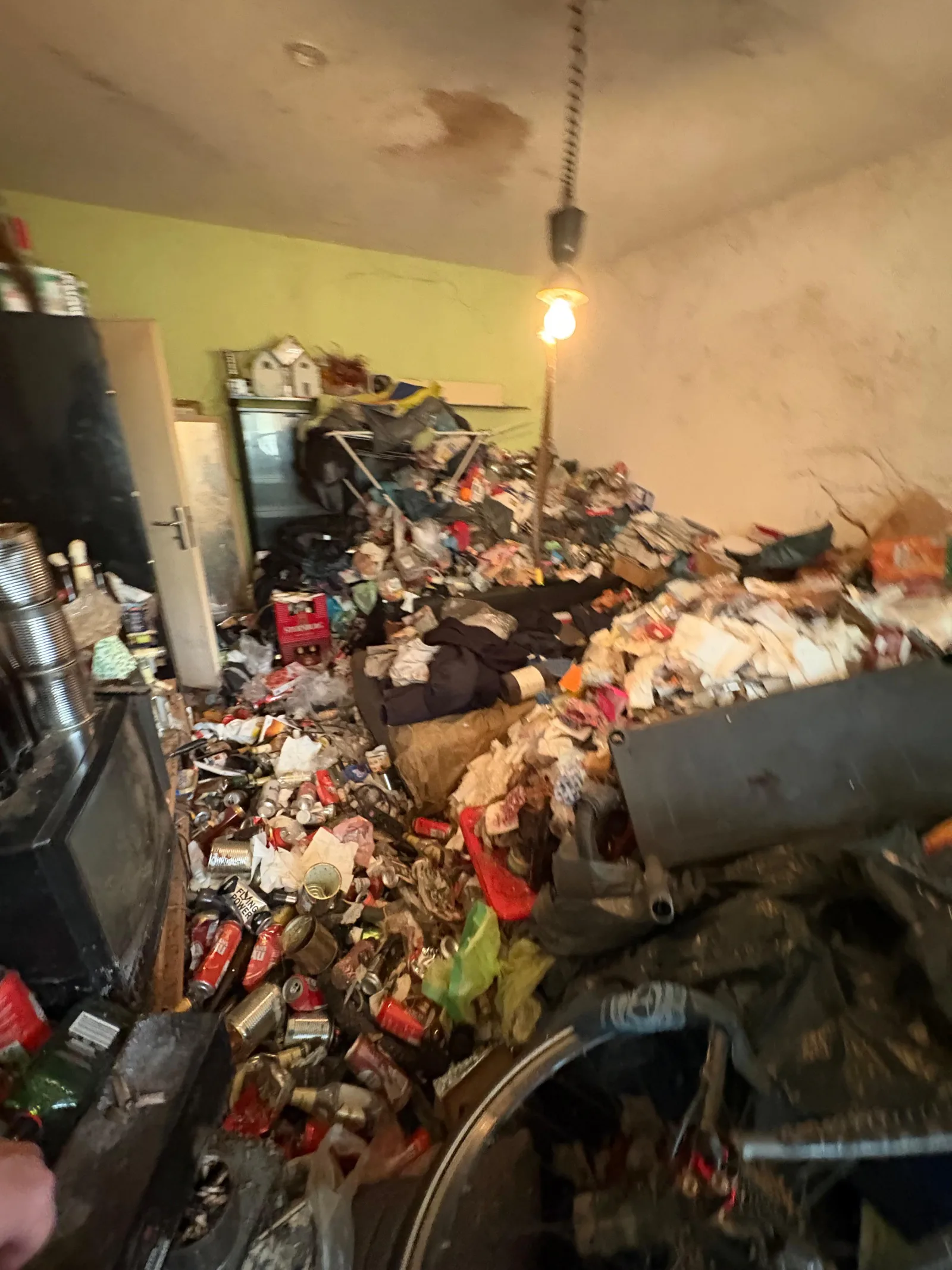 Zimmer mit deckenhohem Unrat vor der Messie-Entrümpelung
