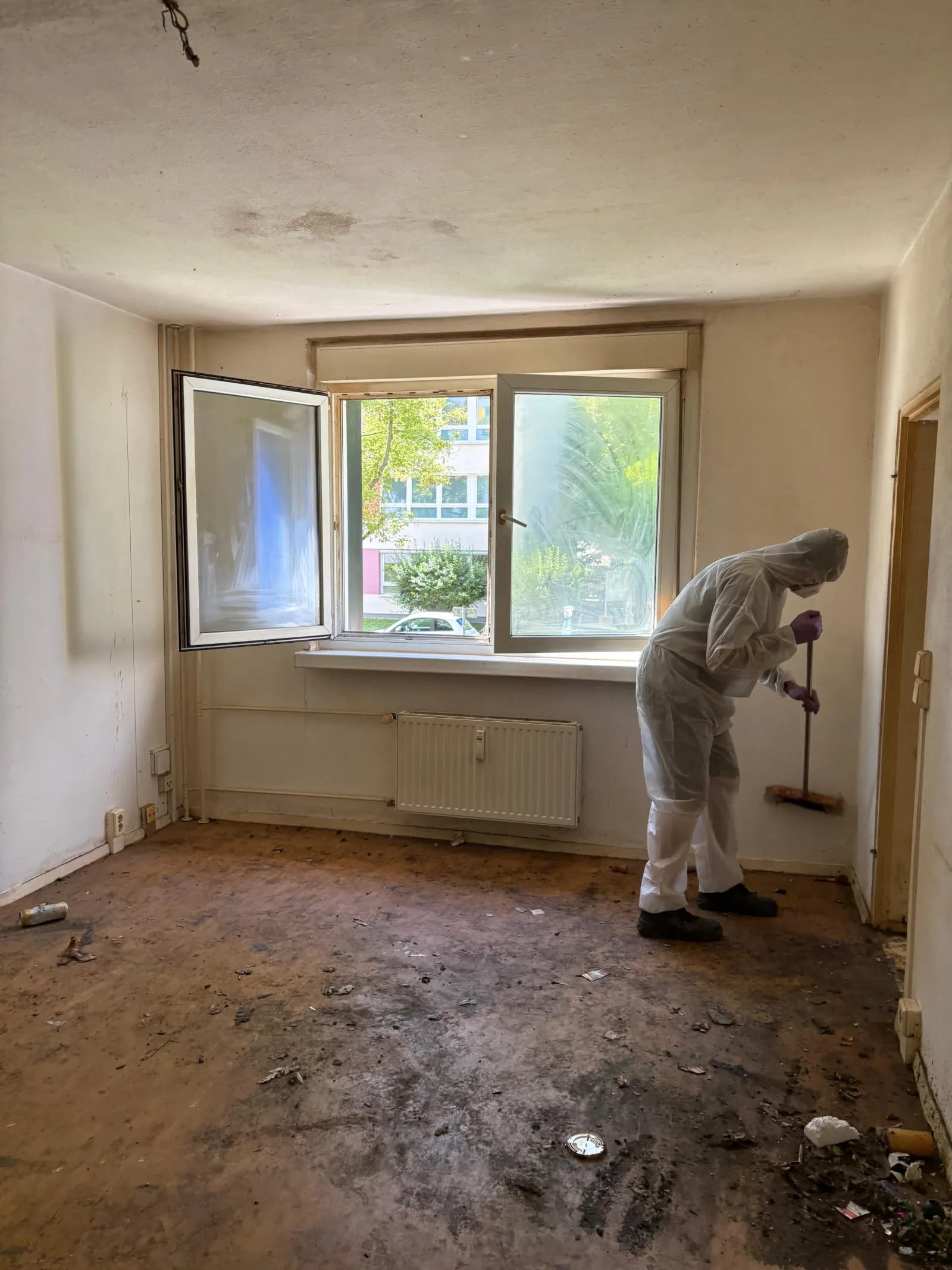 Helles, leergeräumtes Zimmer nach der Messie-Entrümpelung