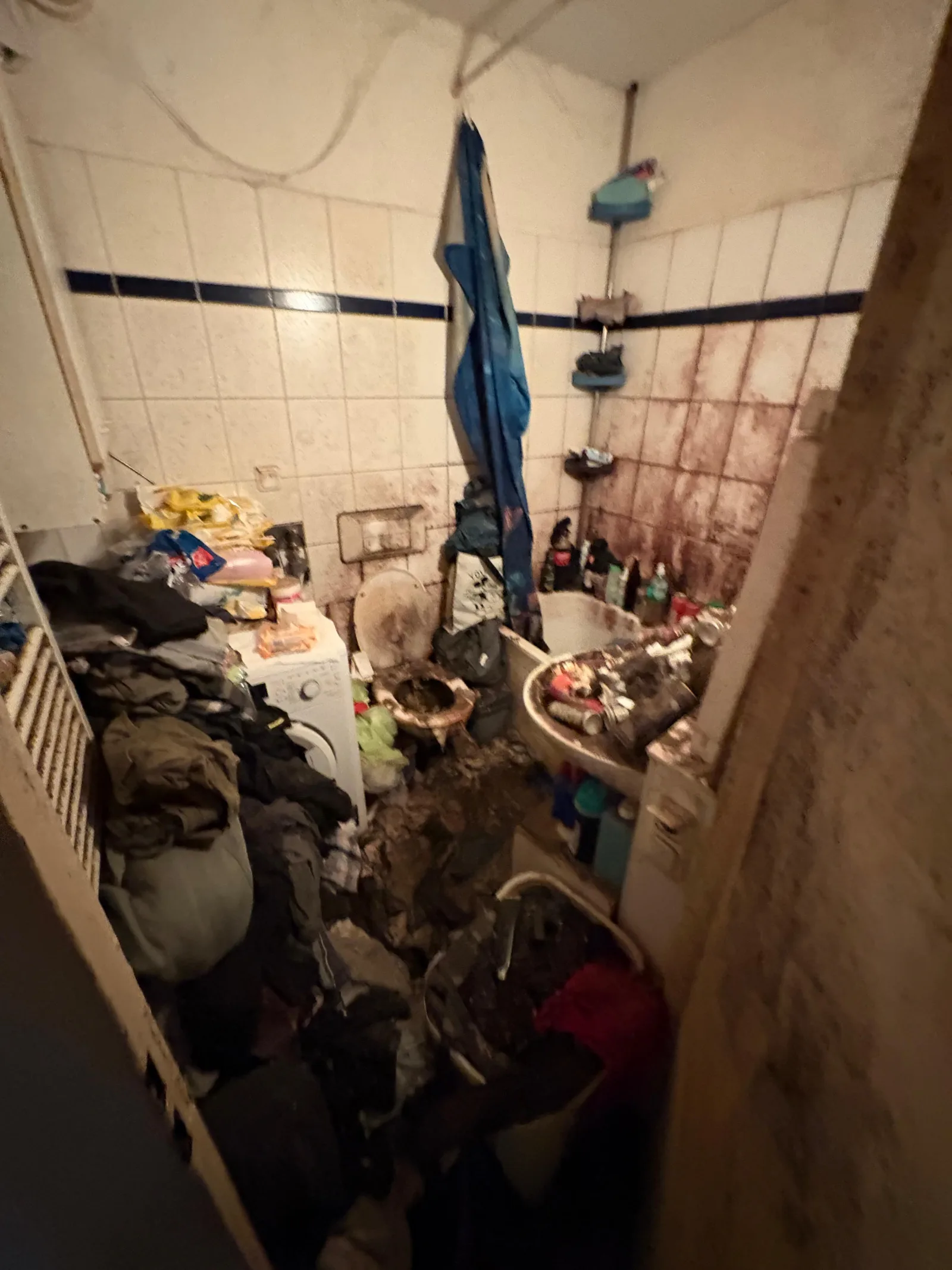 Verschmutztes, vermülltes Bad einer Messie-Wohnung in Berlin vor der Reinigung