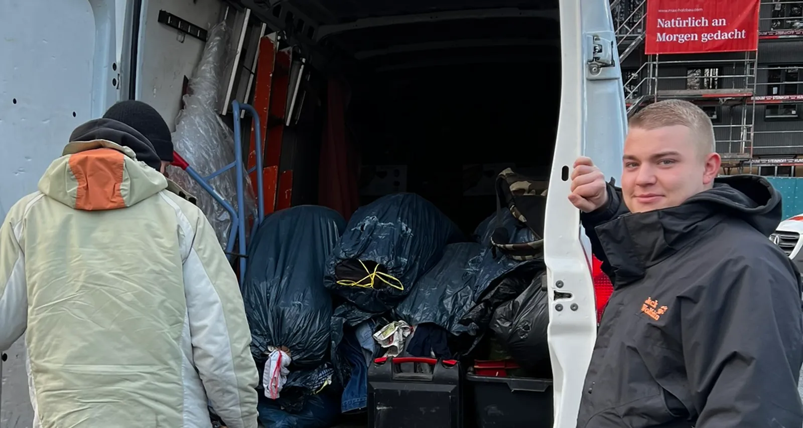 Alles4You-Team mit einem voll beladenen Transporter voller Säcke gespendeter Sachen aus einer Berliner Räumung