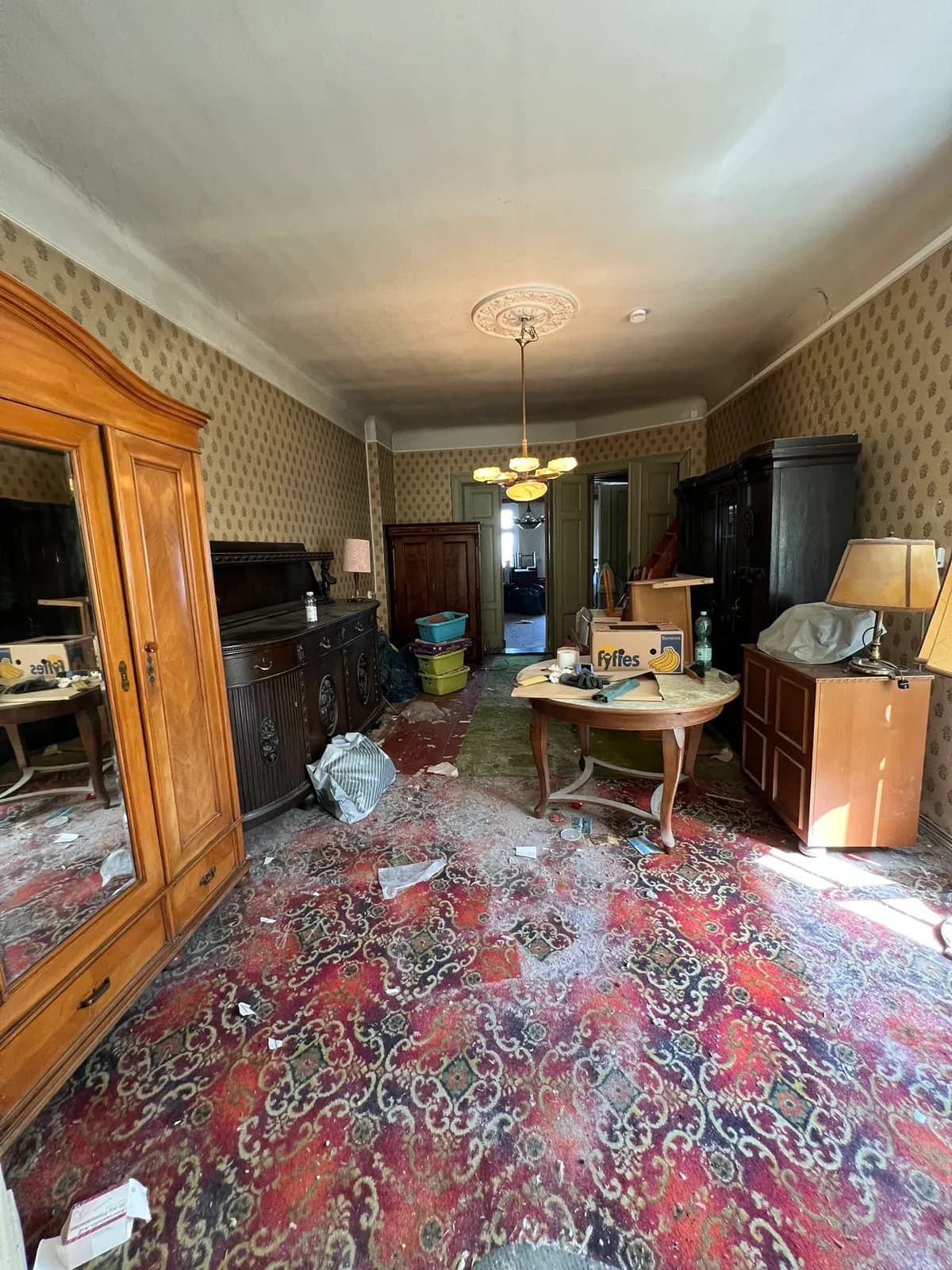 Massivholz-Vitrine, Kleiderschrank und Anrichte in einer Berliner Wohnung, vorbereitet für den Möbeltransport