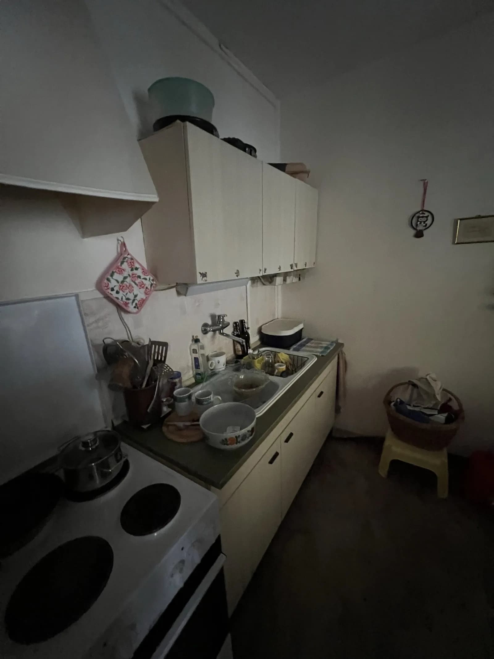 Vollständig eingerichtetes Wohnzimmer mit Schrankwand und Sofa vor der Wohnungsauflösung