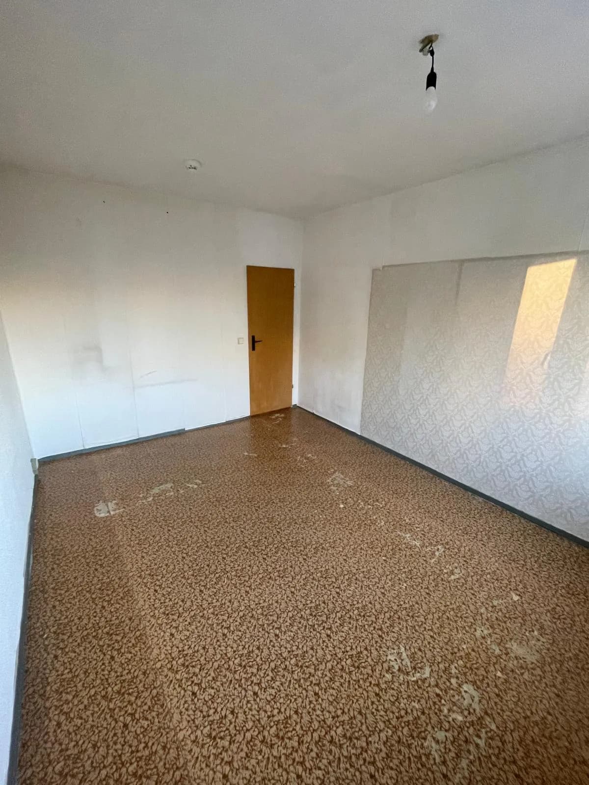 Emptied room with an open door during a flat clearance in Berlin