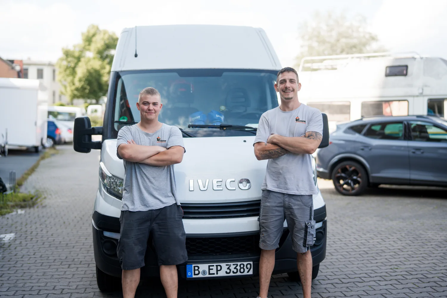 Die beiden Inhaber von Alles4You vor ihrem Transporter in Berlin