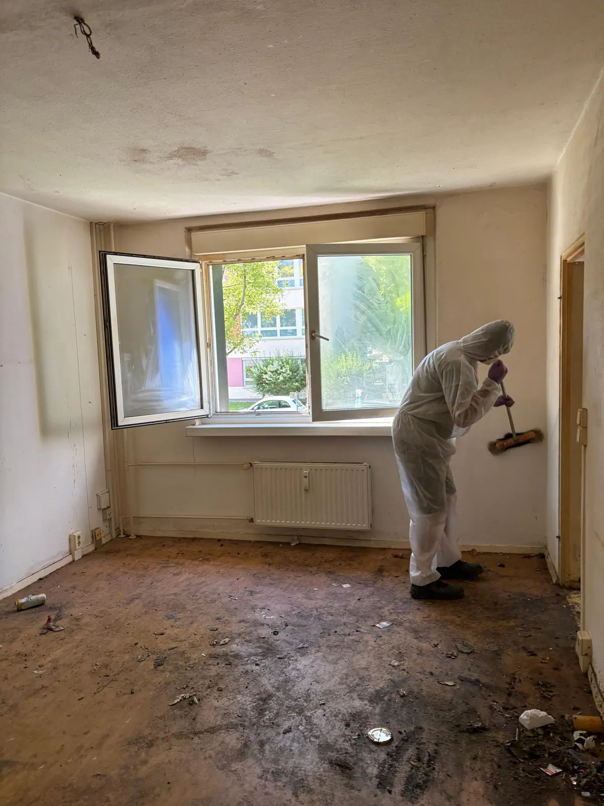 Leergeräumtes, ausgekehrtes Zimmer nach einer Entrümpelung in Berlin