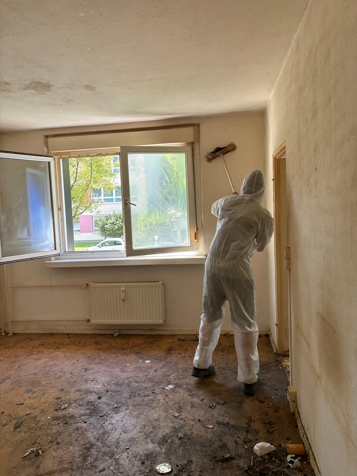 Mitarbeiter kehrt eine geräumte Wohnung aus