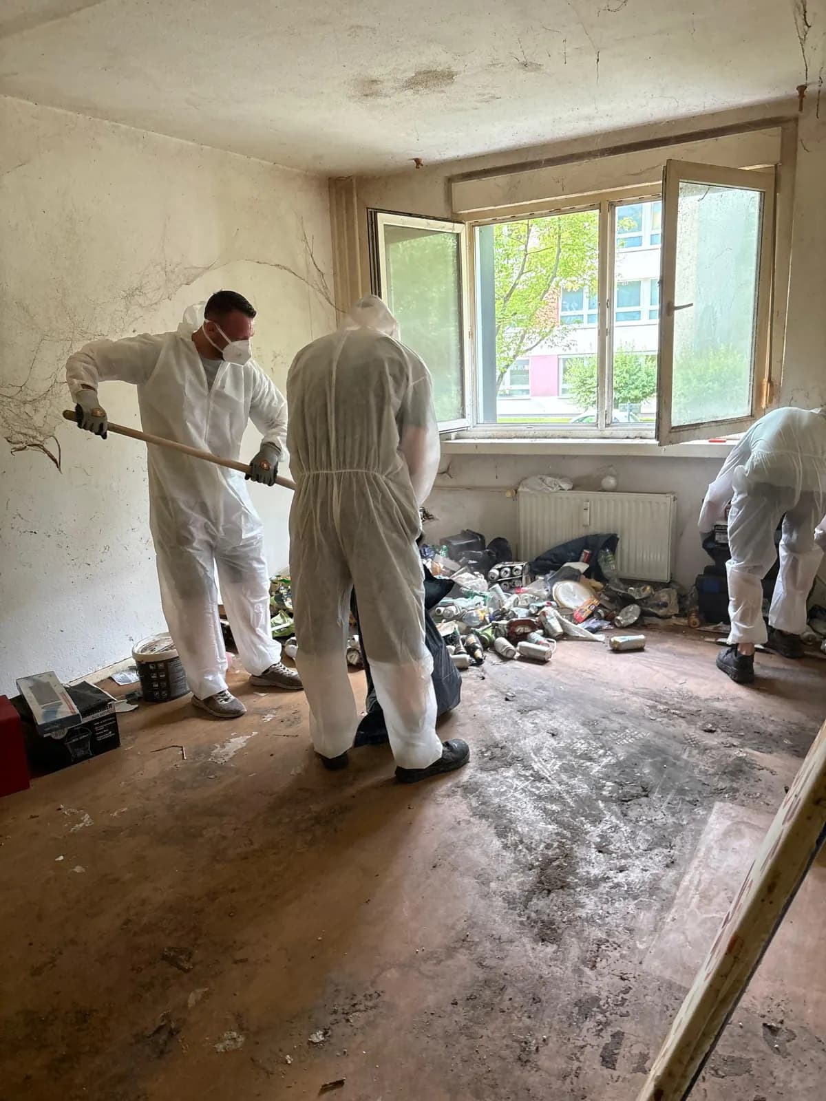 Team von Alles4You räumt eine Messie-Wohnung in Berlin
