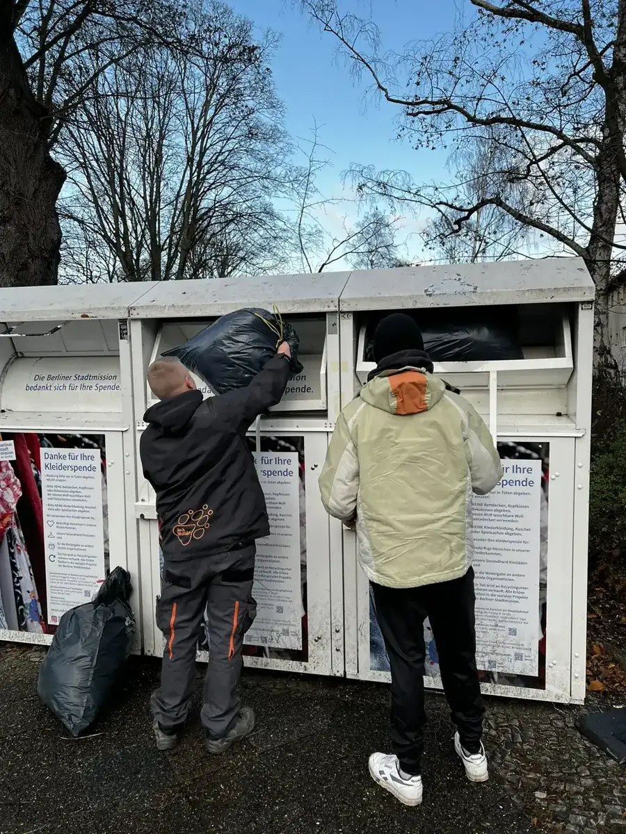 Gesammelte Spenden aus einer Entrümpelung bei der Abgabe an die Berliner Stadtmission