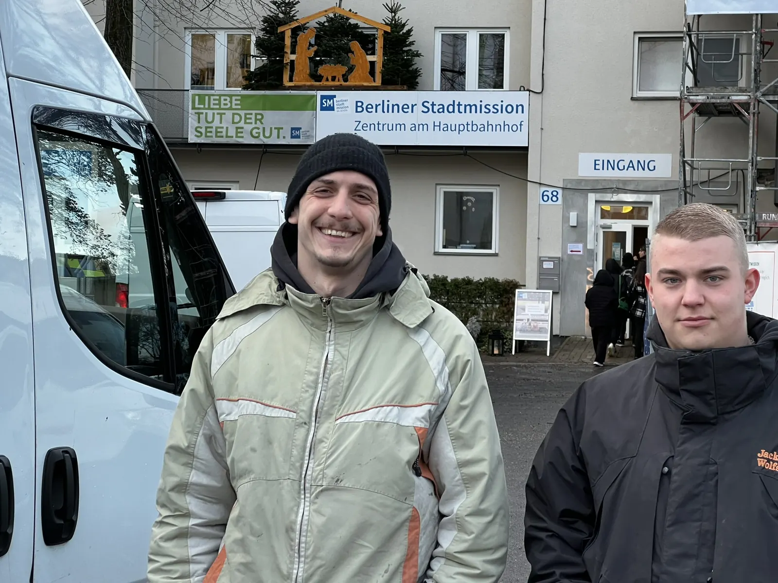 Alles4You-Mitarbeiter mit Transporter bei der Abgabe von Sachspenden vor der Berliner Stadtmission