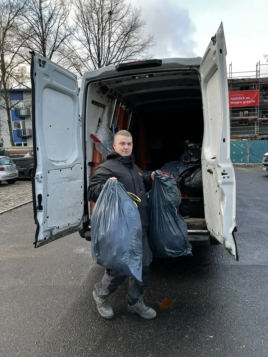 Übergabe gespendeter Kleidung aus einer Entrümpelung an die Berliner Stadtmission