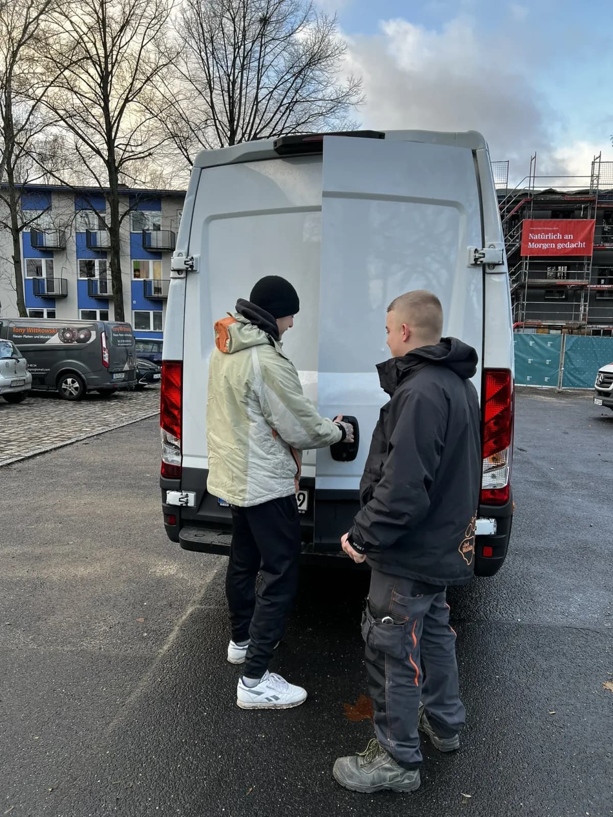 Zwei Alles4You-Mitarbeiter am offenen Transporter mit Hausrat aus einer Räumung in Berlin, sortiert zur Weitergabe