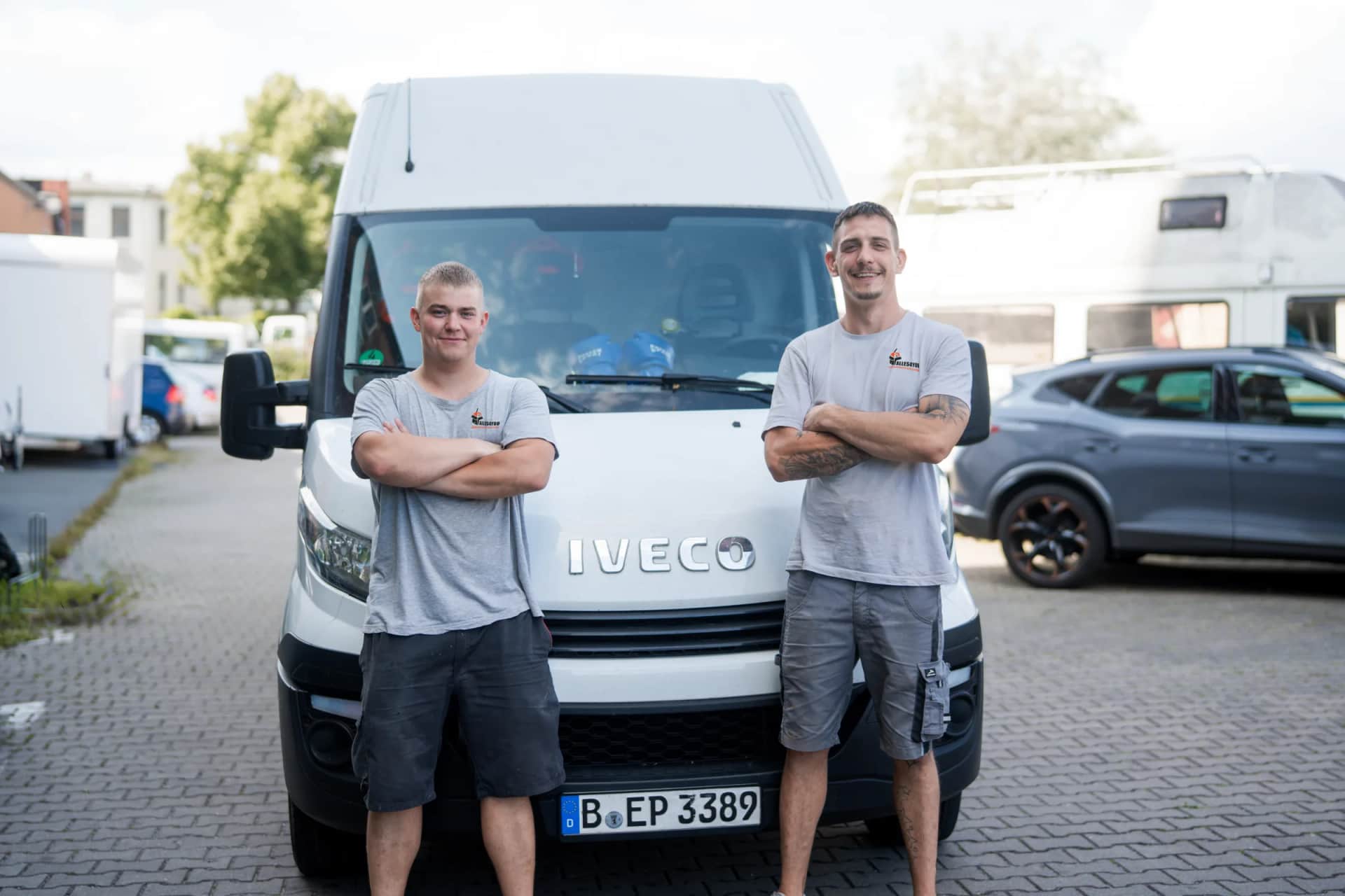 Das Alles4You-Team vor dem Transporter – Gewerbeauflösung in Berlin & Umland